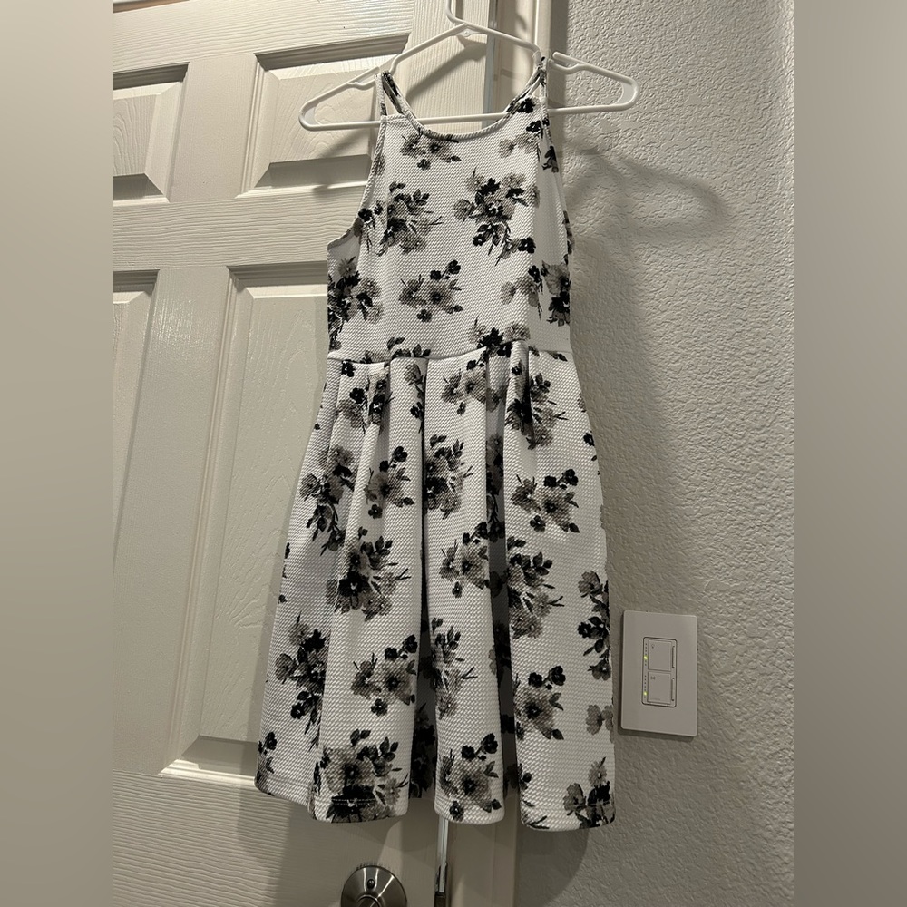 Black, white, gray flower patterned dress with textured fabric & pockets!